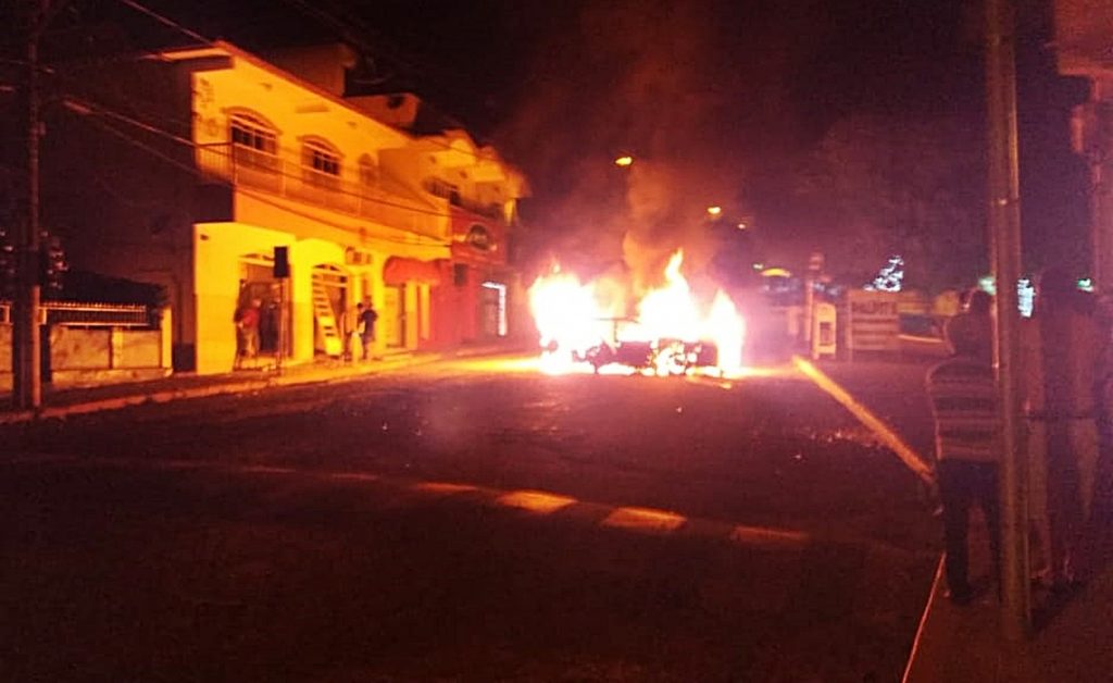 Grupo armado explode banco e ateia fogo em carro no Centro de Ilicínea, MG